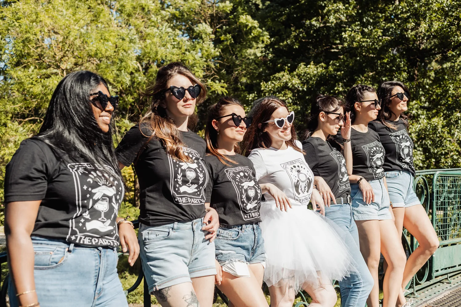 Le groupe en t-shirts imprimés, la mariée en tutu au milieu, dans une allée d'arbres, EVJF à Bordeaux
